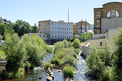 Aue ist seit  2019 ein Ortsteil der Großen Kreisstadt Aue-Bad Schlema im Erzgebirgskreis in Sachsen;  Lauf der Zwickauer Mulde - Gewerbearchitektur.