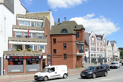 Fotos aus dem Hamburger Stadtteil Bergedorf; moderner Neubau, treppenförmige Terrassen an der Bergedorfer Straße.