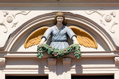 Aue ist seit  2019 ein Ortsteil der Großen Kreisstadt Aue-Bad Schlema im Erzgebirgskreis in Sachsen; Fassadenrelief - Engel mit Blütengrün, Hotel am Altmarkt.