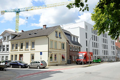 Fotos aus dem Hamburger Stadtteil Bergedorf; moderne und historische Archtitektur - Unterm Heilbrunnen, Holtenklinker Straße.