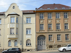 Apolda ist eine Stadt   im  Landkreis Weimarer Land  im Bundesland Thüringen;  Wohnhaus mit Erker und Volutengiebel - leerstehender Gewerbebau.