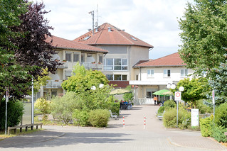 Leezen ist ein Ortsteil der gleichnamigen Gemeinde im Landkreis Ludwigslust-Parchim in Mecklenburg-Vorpommern;  Seniorenpflegeheim.