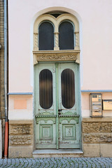 Apolda ist eine Stadt   im  Landkreis Weimarer Land  im Bundesland Thüringen;  Eingangstür mit Oberlicht - Verzierung, Schnitzerei.