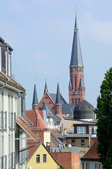 Apolda ist eine Stadt   im  Landkreis Weimarer Land  im Bundesland Thüringen;   Dächer der Stadt - Türme der Lutherkirche -  geweiht 1894, Architekt  Johannes Otzen.