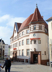 Apolda ist eine Stadt   im  Landkreis Weimarer Land  im Bundesland Thüringen;  Gebäude der Sparkasse - Zwerchgiebel und Seitenturm mit Spitzdach.