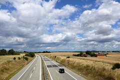 Leezen ist ein Ortsteil der gleichnamigen Gemeinde im Landkreis Ludwigslust-Parchim in Mecklenburg-Vorpommern; blauer Himmel mit weissen Wolken  - Autobahn A21 zwischen Feldern.