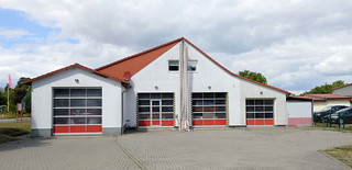 Leezen ist ein Ortsteil der gleichnamigen Gemeinde im Landkreis Ludwigslust-Parchim in Mecklenburg-Vorpommern; Gebäude der Freiwilligen Feuerwehr - Gerüst zum Schlauchtrocken.