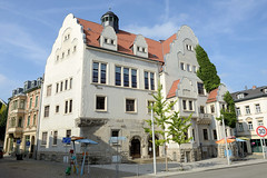 Apolda ist eine Stadt   im  Landkreis Weimarer Land  im Bundesland Thüringen;   Stadthaus / Bürgerbüro mit Volutengiebel und Dachturm.