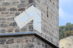 Kahla ist eine Stadt im Saale-Holzland-Kreis im Bundesland Thüringen; Sonnenuhr - Eckuhr am Kirchturm.