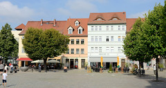 Apolda ist eine Stadt   im  Landkreis Weimarer Land  im Bundesland Thüringen;  Wohnhäuser / Geschäftshäuser am Markt.