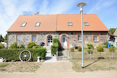 Altenhof  ist eine Gemeinde im   Landkreis Mecklenburgische Seenplatte in Mecklenburg-Vorpommern;  Doppelhaus - Feldsteinmauer.