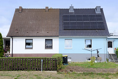 Leezen ist ein Ortsteil der gleichnamigen Gemeinde im Landkreis Ludwigslust-Parchim in Mecklenburg-Vorpommern;  Doppelhaus mit  unterschiedlicher Fassadengestaltung - Photovoltaikanlage.