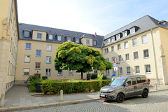 Apolda ist eine Stadt   im  Landkreis Weimarer Land  im Bundesland Thüringen;  Wohnblock in offener Hofbauweise mit Grünanlage.