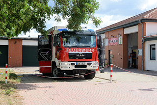 Pinnow   ist ein Ortsteil der gleichnamigen Gemeinde im Landkreis Ludwigslust-Parchim in Mecklenburg-Vorpommern; Feuerwehrauto  - Löschfahrzeug - Freiwillige Feuerwehr.