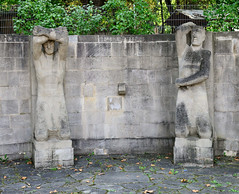 Apolda ist eine Stadt   im  Landkreis Weimarer Land  im Bundesland Thüringen;  Mahnmal für die Opfer des Faschismus.