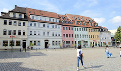 Apolda ist eine Stadt   im  Landkreis Weimarer Land  im Bundesland Thüringen;  Wohnhäuser / Geschäftshäuser am Markt.