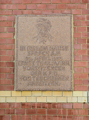 Die Stadt Teuchern   ist eine Einheitsgemeinde im Burgenlandkreis in Sachsen-Anhalt; Gedenkplatte an Ernst Thälmann.