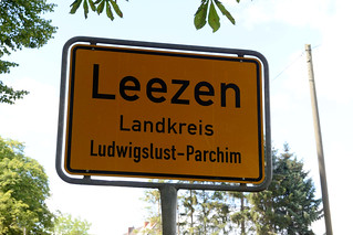Leezen ist ein Ortsteil der gleichnamigen Gemeinde im Landkreis Ludwigslust-Parchim in Mecklenburg-Vorpommern; Ortsschild.