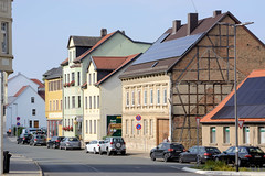 Apolda ist eine Stadt   im  Landkreis Weimarer Land  im Bundesland Thüringen;  Wohnhäuser in der Bernhardstraße - Fachwerk mit Ziegel- / Lehmfüllung.