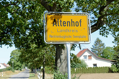 Altenhof  ist eine Gemeinde im   Landkreis Mecklenburgische Seenplatte in Mecklenburg-Vorpommern;  Ortsschild.