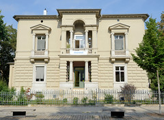 Apolda ist eine Stadt   im  Landkreis Weimarer Land  im Bundesland Thüringen;   Wohnhaus, Villa mit Säulendekor.