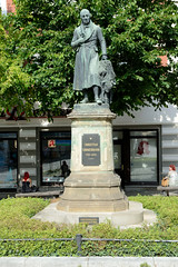 Apolda ist eine Stadt   im  Lndkreis Weimarer Land  im Bundesland Thüringen; Skulptur, Denkmal Christian Zimmermann - Textilunternehmer.