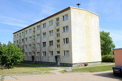 Altenhof  ist eine Gemeinde im   Landkreis Mecklenburgische Seenplatte in Mecklenburg-Vorpommern; mehrstöckiger Wohnblock - Dachsirene.