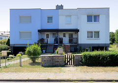 Altenhof  ist eine Gemeinde im   Landkreis Mecklenburgische Seenplatte in Mecklenburg-Vorpommern; einstöckiges, kubisches Doppelhaus.