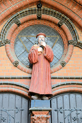 Apolda ist eine Stadt   im  Landkreis Weimarer Land  im Bundesland Thüringen;  Melanchthon Figur an der Lutherkirche, erneuert 2014 - Künstler Martin Reichmann.