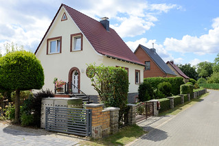 Leezen ist ein Ortsteil der gleichnamigen Gemeinde im Landkreis Ludwigslust-Parchim in Mecklenburg-Vorpommern; Einzelhäuser mit Satteldach.