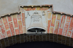 Apolda ist eine Stadt   im  Landkreis Weimarer Land  im Bundesland Thüringen; Glocke mit der Jahreszahl 1900 über dem Tor einer ehem. Glockengießerei.