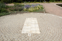 Merseburg   ist eine Dom- und Hochschulstadt an der Saale in Sachsen-Anhalt; analemmatische Sonnenuhr - stellt sich ein Besucher auf den aktuellen Monatsnamen, dient der eigene Schatten als Uhrzeiger.