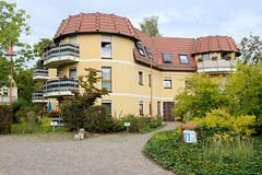 Seelow ist die Kreisstadt des Landkreises Märkisch-Oderland im Bundesland Brandenburg; abgerundetes Wohnhaus mit Balkonen in der Ernst Thälmann Straße.