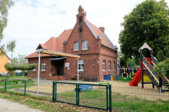 Reitwein ist ein Ort und gleichnamige Gemeinde im Landkreis Märkisch-Oderland im Bundesland Brandenburg; altes Ziegelgebäude, Gründerzeit / Kindergarten.