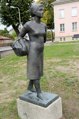 Seelow ist die Kreisstadt des Landkreises Märkisch-Oderland im Bundesland Brandenburg;  Bronzeskulptur "Erntehelferin" von Walter Kreisel vor dem Kulturhaus „Erich Weinert“.