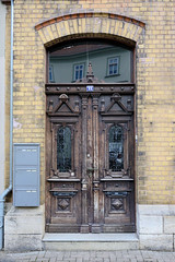 Arnstadt, auch als Bachstadt Arnstadt bezeichnet, ist eine Kreisstadt in  Thüringen;  Holztür, Schmucktür der Gründerzeit.