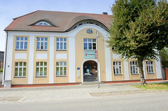 Die Stadt und gleichnamige Gemeinde Letschin   liegt im Oderbruch im Landkreis Märkisch-Oderland im Bundesland Brandenburg;  historisches Schulgebäude / Büronutzung.