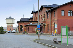 Arnstadt, auch als Bachstadt Arnstadt bezeichnet, ist eine Kreisstadt in  Thüringen;  Bahnhof, Empfangsgebäude mit Wasserturm.