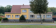 Neuhardenberg  ist eine Stadt und gleichnamige Gemeinde im Bundesland Brandenburg im Landkreis Märkisch-Oderland; Doppelhaus mit unterschiedlicher Fassadengestaltung.