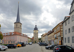 Arnstadt, auch als Bachstadt Arnstadt bezeichnet, ist eine Kreisstadt in  Thüringen; Marktplatz mit Riedtor und Jacobsturm - Reste der Stadtbefestigung.