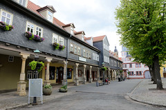 Arnstadt, auch als Bachstadt Arnstadt bezeichnet, ist eine Kreisstadt in  Thüringen;  Galerie am Markt - Häuser mit Schindelfassade.