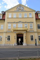 Arnstadt, auch als Bachstadt Arnstadt bezeichnet, ist eine Kreisstadt in  Thüringen;  Gebäudefront, Eingang vom Neuen Palais.