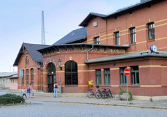 Arnstadt, auch als Bachstadt Arnstadt bezeichnet, ist eine Kreisstadt in  Thüringen;  Bahnhof, Empfangsgebäude.