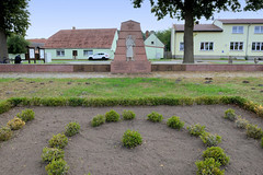 Platkow ist ein Ortsteil der Gemeinde Gusow-Platkow des Amtes Seelow-Land im Landkreis Märkisch-Oderland in Brandenburg;  sowjetisches Mahnmal - Soldat mit Maschinenpistole im Steinrelief.