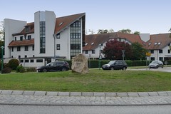 Lebus ist eine Kleinstadt an der Oder  im  Landkreis Märkisch-Oderland in Brandenburg; Verkehrskreisel - modernes Wohnhaus / Geschäftsgebäude.