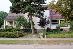 Reitwein ist ein Ort und gleichnamige Gemeinde im Landkreis Märkisch-Oderland im Bundesland Brandenburg; Doppelhaus mit unterschiedlicher Aussengestaltung.
