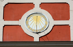 Arnstadt, auch als Bachstadt Arnstadt bezeichnet, ist eine Kreisstadt in  Thüringen;  Sonnenuhr.