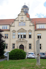 Arnstadt, auch als Bachstadt Arnstadt bezeichnet, ist eine Kreisstadt in  Thüringen;  Volutengiebel - Dachturm, Verwaltungsgebäude.