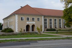 Lebus ist eine Kleinstadt an der Oder  im  Landkreis Märkisch-Oderland in Brandenburg; Kulturhaus an der Kietzer Chaussee.