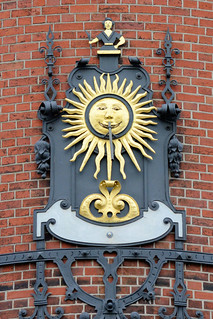 Dahme / Mark   ist eine Stadt  im Landkreis Teltow-Fläming in Brandenburg;    goldene Sonne, Sonnenuhr am Rathaus.